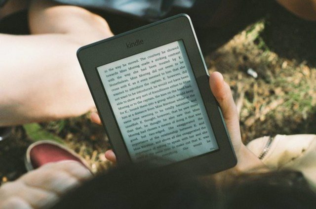 Czytniki e-booków gadżet dla wszystkich książkomaniaków